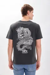 Remera negra de algodón con efecto lavado y estampado de dragón blanco en la espalda.