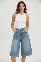 Bermuda de jean celeste, de calce alto y corte ancho.