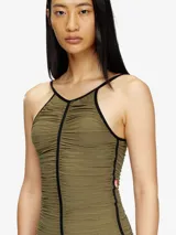 Vestido largo negro de malla transparente con fruncido en el busto y tirantes finos ajustables.