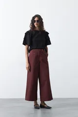 Remera negra de algodón con cuello redondo y mangas cortas con volados en capas.