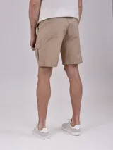 Bermuda color verde militar con cintura elastizada y cordón ajustable.