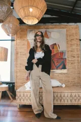 Camisa blanca de lino con bordados dorados de árboles, corte recto, cuello camisero y mangas largas con puños abotonados.