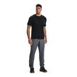 Pantalón deportivo negro de tejido ligero, con logo Under Armour estampado en blanco en la pierna izquierda.