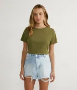 Blusa básica de algodón color tostado, de manga corta con dobladillo y nudo frontal.