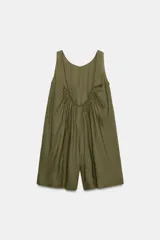 Mono corto color verde militar confeccionado en lino 100%. Tiene cuello redondo, sisa y espalda descubierta. Presenta bolsillos laterales ocultos en costuras.
