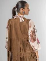 Chaleco de gamuza color marrón con flecos largos y caídos.