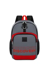 Mochila gris con detalles en rojo, con dos bolsillos frontales, tiras acolchadas y porta botellas laterales de red.