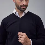 Sweater de punto color marrón claro, con cuello en V y mangas largas.