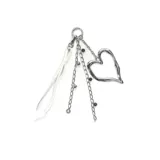 Llavero con dije de corazón plateado, cadenas de eslabones plateadas con cuentas negras y cordón blanco.