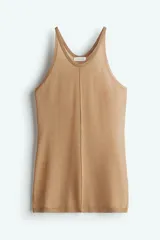 Musculosa larga color beige en tejido de punto transparente con lino en la trama. Modelo ajustado con escote en U y costura decorativa adelante y atrás.