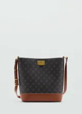 Bolso shopper grande color negro con estampado de logos en marrón. Tiene cierre metálico de imán y cierre de cremallera, forro interior y asa larga ajustable.