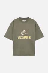 Remera verde militar de corte holgado con logo de la marca estampado en el pecho.