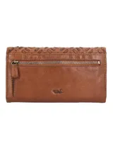 Billetera de cuero color marrón con diseño trenzado en la solapa y cierre con broche imantado. Cuenta con ocho compartimentos para tarjetas, bolsillo interno con broche para monedas, compartimento para billetes y bolsillo trasero con cierre.