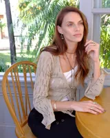 Aros colgantes de bronce con forma irregular.