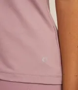 Remera deportiva blanca texturizada, con cuello redondo, manga corta, detalle reflectante y pliegue en la espalda.
