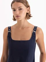 Vestido midi azul marino con escote cuadrado, breteles ajustables con hebillas metálicas y falda tipo balloon. Cuenta con cierre lateral invisible y bolsillos ocultos.