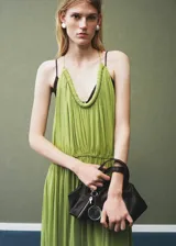 Vestido maxi largo de tejido plisado color verde lima, con tirantes finos y fruncido elástico en la cintura.