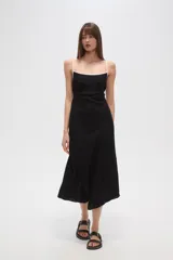 Vestido largo negro, de corte al cuerpo, con escote profundo y tirantes ajustables con reguladores.