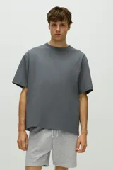 Short gris de felpa liviana de mezcla de algodón, con cintura elástica, cordón de ajuste, bolsillos al bies y bolsillo trasero.