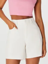 Short de jean color blanco, de tiro alto, con bolsillos delanteros y traseros.