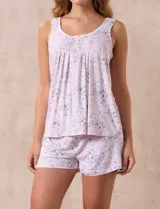 Conjunto de pijama marca René Rofé, compuesto por musculosa y short. La musculosa es de escote redondo con aplique de puntilla y botones. El short tiene cintura elastizada.