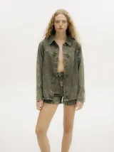 Campera de denim gastado color celeste, con cuello camisero, corte holgado y canesú con costuras delante y atrás.