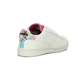 Championes casuales de mujer Diadora modelo Set, color blanco, con cordones blancos y forro interior color fucsia. Presentan un diseño de corte bajo y suela plana.