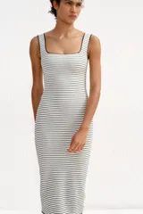 Vestido midi de punto a rayas horizontales blancas y negras, con escote cuadrado y tirantes anchos.