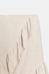 Falda midi color crudo de tiro medio con volantes en cascada y cierre lateral con cremallera oculta.