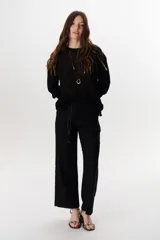 Sweater beige de tejido fino y mangas largas.