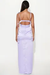 Vestido largo de fiesta color lila, con breteles finos decorados con flores y espalda descubierta.