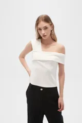 Top negro de poliéster, al cuerpo y con cuello asimétrico.