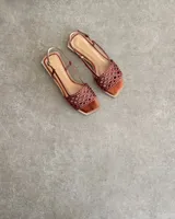 Chatas de cuero vacuno, con diseño trenzado y suela plana.