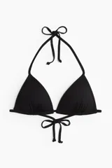 Top de bikini negro con tirantes finos.