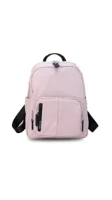 Mochila negra de nylon con cierre principal y dos bolsillos frontales con cierre.