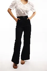 Pantalón negro de gabardina de algodón, tiro alto y corte ancho.