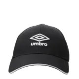 Gorra negra con logo de Umbro bordado en blanco en el frente y borde blanco en la visera.