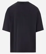Remera negra de corte boxy con cuello redondo y mangas cortas. Tejido con textura waffle.
