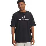 Remera negra de hombre Under Armour, corte holgado, manga corta y logo U en el pecho.