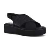 Sandalias marrones con plataforma, tiras anchas cruzadas y ajuste con hebilla al tobillo.