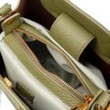 Cartera mediana verde con doble asa corta, correa larga regulable y desmontable, acceso abierto y herrajes plateados.
