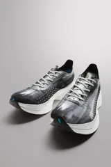 Zapatilla deportiva para correr largas distancias Zara Athleticz. Parte superior de tejido de punto transpirable, suela de TPE-A con placa de carbono interna y plantilla OrthoLite® extraíble.