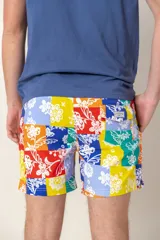 Short de baño azul con estampado de flores blancas, cintura elástica y cordón ajustable.
