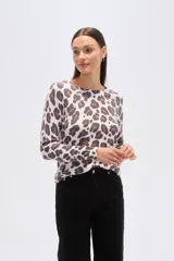 Sweater de tejido de punto, color crema, con estampado floral en tonos rosados y marrones. Presenta cuello redondo y mangas largas.