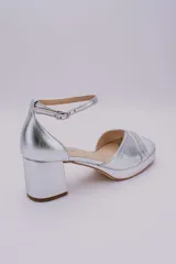 Sandalias rojas de cuero con plataforma y taco cuadrado.