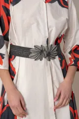 Cinto elástico dorado con lurex y hebilla con forma de hojas color crema.