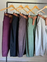 Pantalón tipo carrot de corderoy color verde oliva, con cintura elastizada y largo capri/cropped.