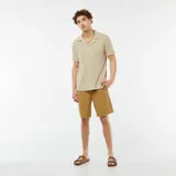 Bermudas color marrón claro de corte recto.