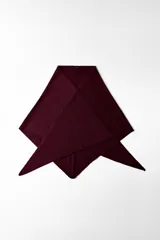 Chal triangular color borgoña, tejido en punto, con mezcla de tejidos y 5% de lana.