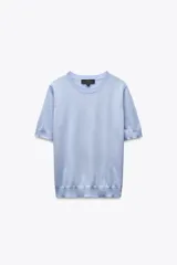 Top celeste de punto fino con cuello redondo y mangas cortas.